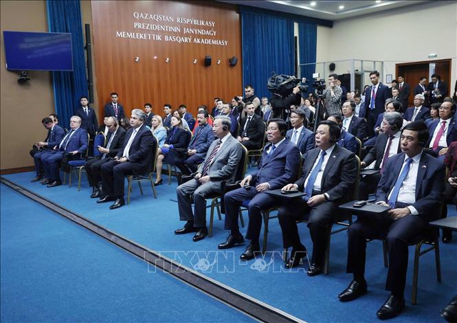 Tổng Bí thư Tô Lâm và các đại biểu tại Học viện Hành chính Công trực thuộc Tổng thống Kazakhstan. Ảnh: Thống Nhất - TTXVN
