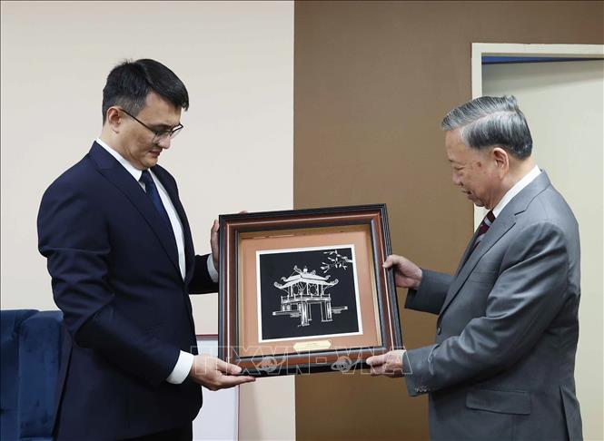 Tổng Bí thư Tô Lâm tặng quà lưu niệm cho Học viện Hành chính Công trực thuộc Tổng thống Kazakhstan. Ảnh: Thống Nhất - TTXVN
