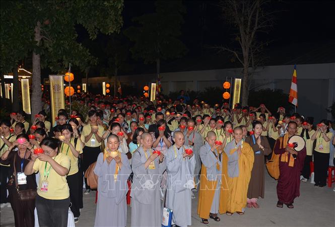 Tăng ni, phật tử và người dân cầu nguyện cho hòa bình thế giới. Ảnh: Linh Sơn-TTXVN
