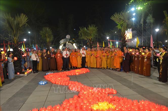 Các đại biểu cầu nguyện trong Lễ thắp nến - đêm hoa đăng cầu nguyện hòa bình thế giới. Ảnh: Linh Sơn-TTXVN