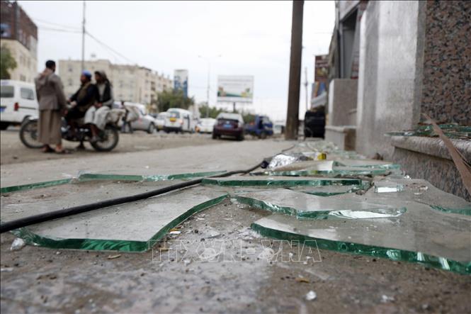 Cửa kính bị vỡ sau cuộc không kích tại Sanaa, Yemen. Ảnh: THX/TTXVN