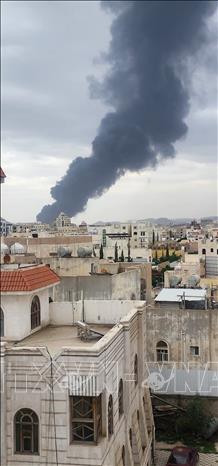 Khói bốc lên sau cuộc không kích tại sân bay quốc tế Sanaa, Yemen, ngày 6/5/2025. Ảnh: THX/TTXVN