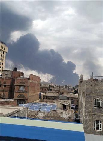 Khói bốc lên sau cuộc không kích tại sân bay quốc tế Sanaa, Yemen, ngày 6/5/2025. Ảnh: THX/TTXVN
