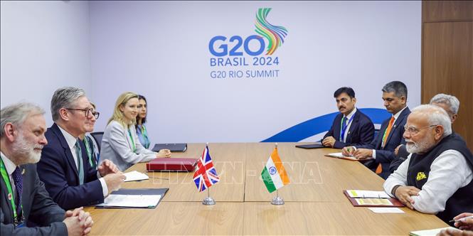 (Tư liệu) Thủ tướng Ấn Độ Narendra Modi (phải) và Thủ tướng Anh Keir Starmer (thứ 2, trái) tại cuộc gặp bên lề Hội nghị thượng đỉnh G20 ở Rio de Janeiro, Brazil, ngày 19/11/2024. Ảnh: ANI/TTXVN