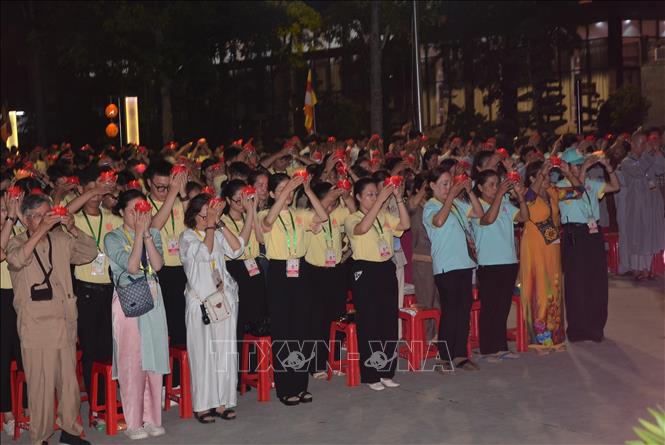 Delegates attend the candle-lighting ritual. VNA Photo