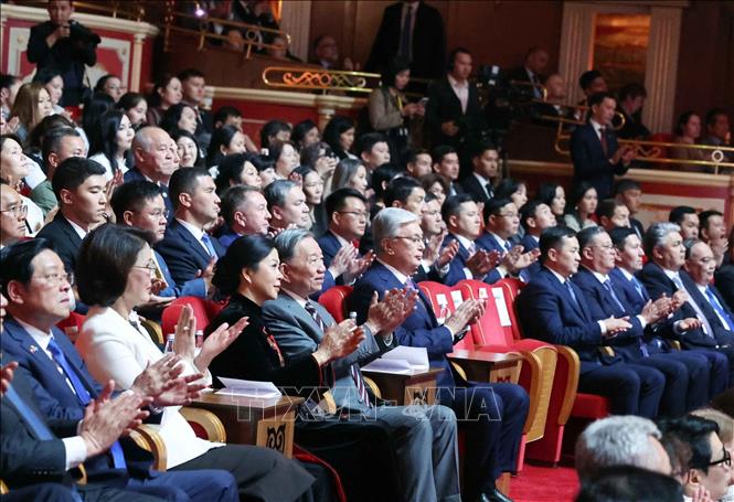 Tổng Bí thư Tô Lâm và Phu nhân cùng Tổng thống Kazakhstan Kassym-Jomart Tokayev dự Chương trình hòa nhạc hữu nghị Việt Nam - Kazakhstan. Ảnh: Thống Nhất - TTXVN
