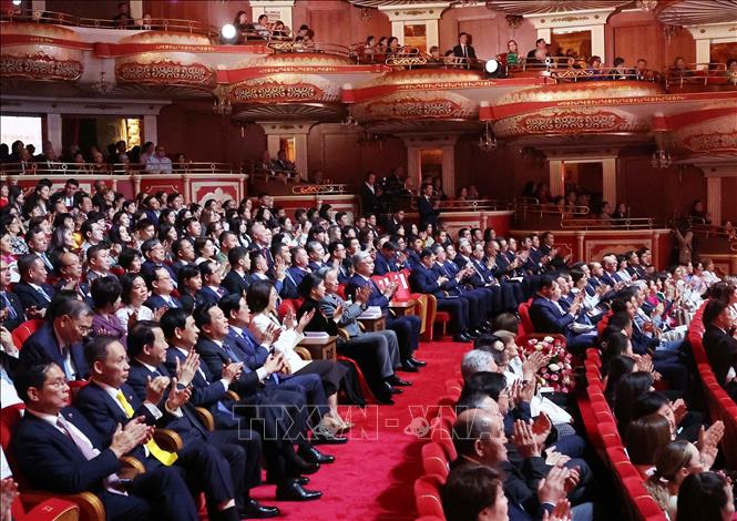 Tổng Bí thư Tô Lâm và Phu nhân với Tổng thống Kazakhstan Kassym-Jomart Tokayev dự Chương trình hòa nhạc hữu nghị Việt Nam - Kazakhstan. Ảnh: Thống Nhất - TTXVN