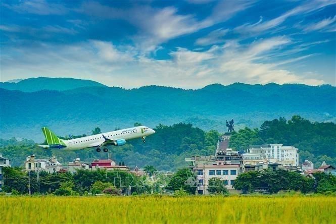 Với lợi thế có đường hàng không giúp Điện Biên thuận lợi trong thông thương, giao lưu với các trung tâm kinh tế lớn của đất nước. Ảnh: Xuân Tư – TTXVN