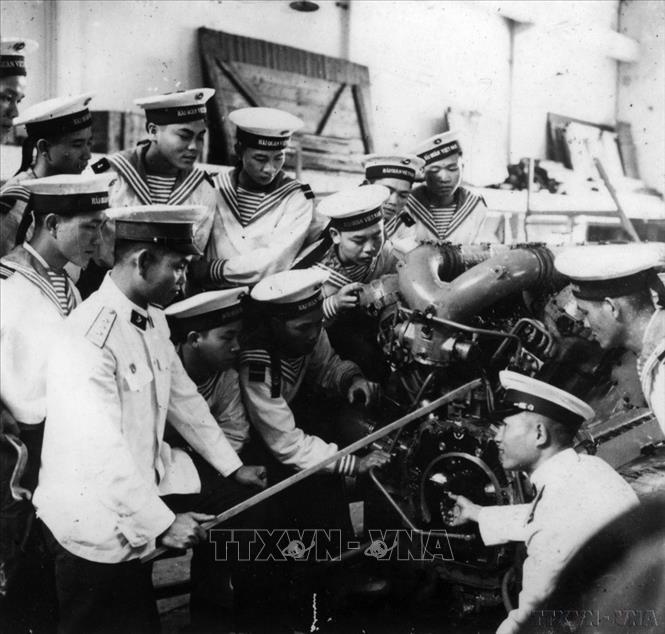 Các sĩ quan và chiến sĩ hải quân tìm hiểu về cấu tạo và chuyển vận của máy (1960). Ảnh: Tôn Uẩn - TTXVN
