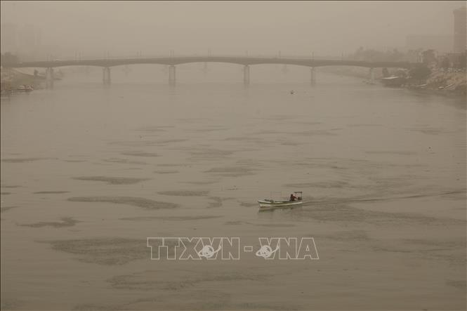 Bão bụi tại Baghdad, Iraq ngày 5/5/2025. Ảnh: THX/TTXVN