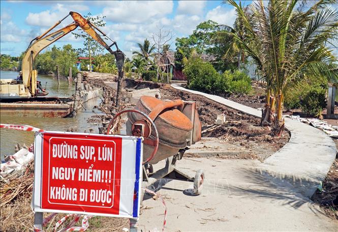 Tuyến đường bê tông đê tiểu vùng X – Nam Cà Mau sạt lở ảnh hưởng đến việc đi lại của người dân tại ba ấp So Đũa, Má Tám và Hiệp Thành. Ảnh: Huỳnh Anh - TTXVN