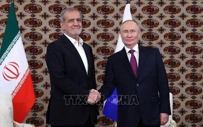 (Tư liệu) Tổng thống Nga Vladimir Putin (phải) và Tổng thống Iran Masoud Pezeshkian. Ảnh: IRNA/TTXVN
