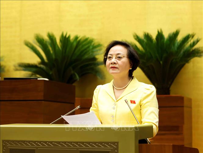 Bộ trưởng Bộ Nội vụ Phạm Thị Thanh Trà trình bày Tờ trình dự án Luật Cán bộ, công chức (sửa đổi). Ảnh: Phương Hoa - TTXVN