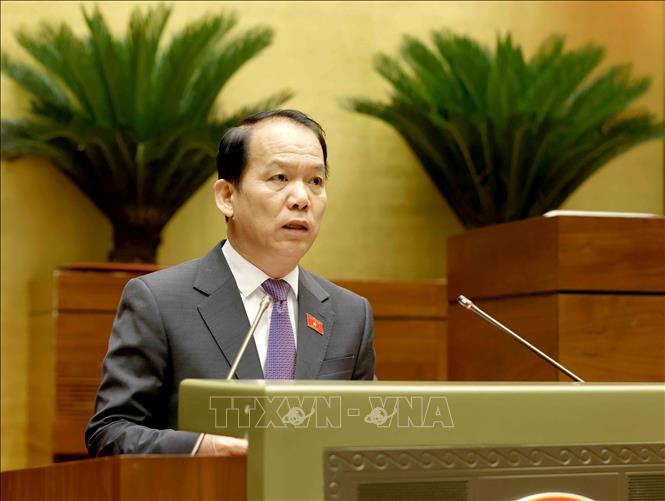 Chủ nhiệm Ủy ban Pháp luật và Tư pháp của Quốc hội Hoàng Thanh Tùng trình bày Báo cáo thẩm tra dự án Luật Cán bộ, công chức (sửa đổi). Ảnh: Phương Hoa - TTXVN