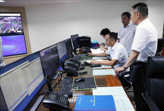 Trong ca trực ở phòng điều hành quản lý và vận hành hệ thống điện ở Công ty Điện lực Thanh Hoá thuộc EVNNPC. Ảnh: Vũ Sinh – TTXVN