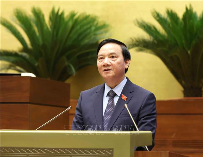 Phó Chủ tịch Quốc hội Nguyễn Khắc Định trình bày Tờ trình dự thảo Nghị quyết của Quốc hội sửa đổi, bổ sung một số điều của Hiến pháp năm 2013. Ảnh: Phương Hoa - TTXVN