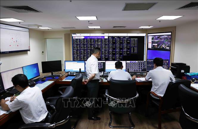 Trong ca trực ở phòng điều hành quản lý và vận hành hệ thống điện ở Công ty Điện lực Thanh Hoá thuộc EVNNPC. Ảnh: Vũ Sinh – TTXVN