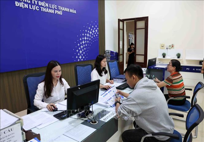 Người dân đến làm thủ tục hành chính ở phòng giao dịch thành phố Thanh Hoá, tỉnh Thanh Hoá. Ảnh: Vũ Sinh – TTXVN