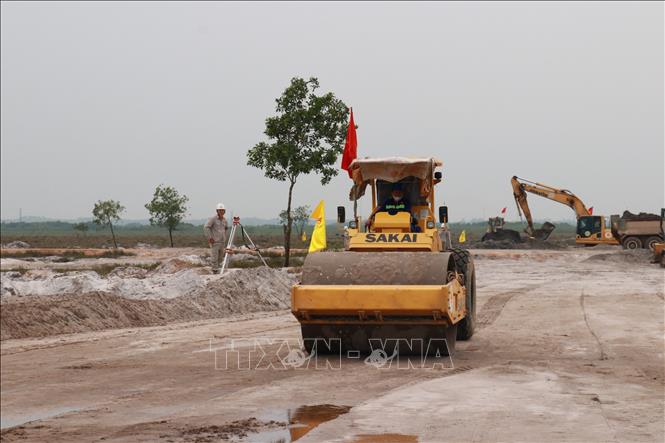 Các đơn vị tập trung máy móc và nhân lực để hoàn thành đúng tiến độ kế hoạch. Ảnh: Thanh Thuỷ - TTXVN