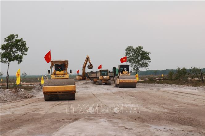 Đẩy nhanh thi công dự án Cảng hàng không Quảng Trị để hoàn thành đúng tiến độ kế hoạch. Ảnh: Thanh Thuỷ - TTXVN