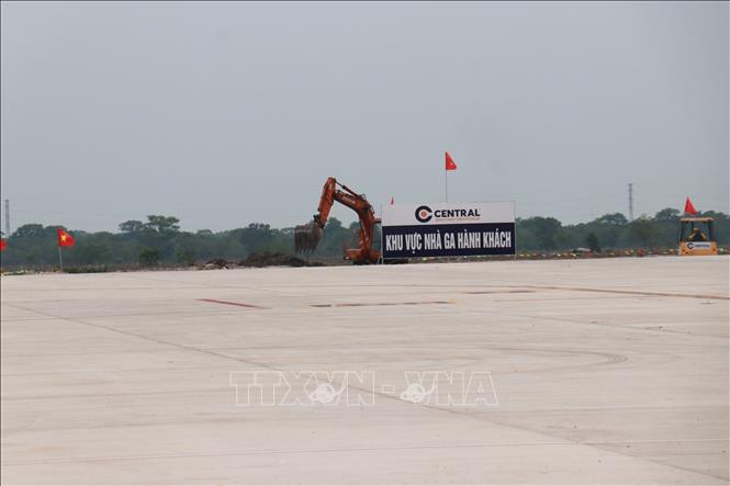 Thi công dự án Cảng hàng không Quảng Trị. Ảnh: Thanh Thuỷ - TTXVN