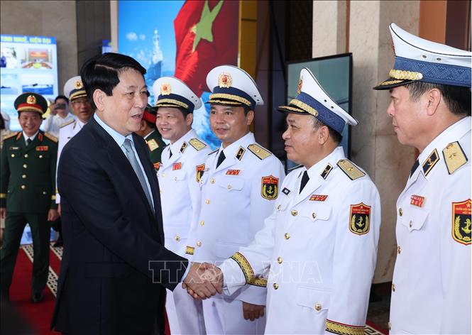 Chủ tịch nước Lương Cường với lãnh đạo, sĩ quan chỉ huy Bộ Tư lệnh Quân chủng Hải quân. Ảnh: Lâm Khánh - TTXVN