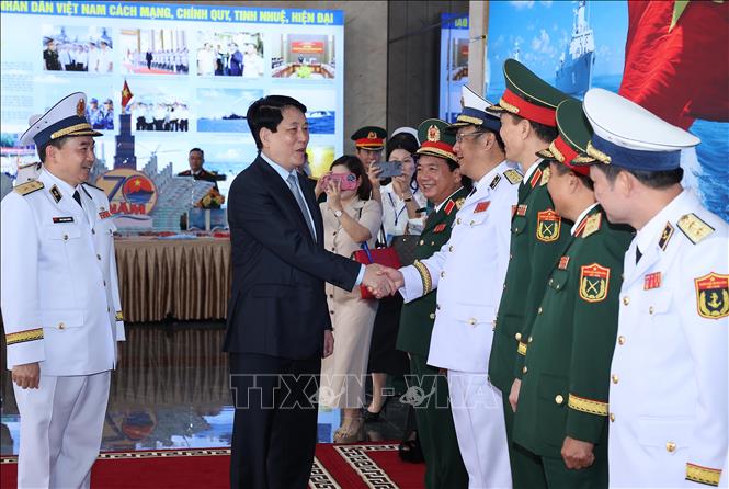 Chủ tịch nước Lương Cường với lãnh đạo, sĩ quan chỉ huy Bộ Tư lệnh Quân chủng Hải quân. Ảnh: Lâm Khánh - TTXVN