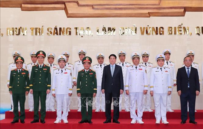 Chủ tịch nước Lương Cường với các đại biểu tham dự buổi lễ. Ảnh: Trọng Đức - TTXVN