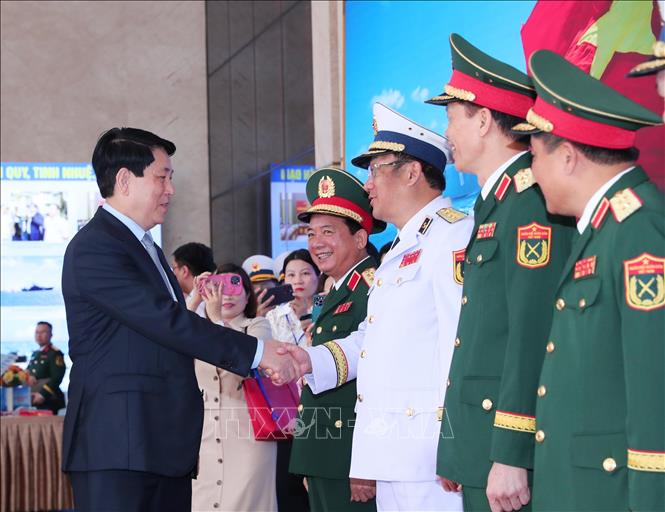 Chủ tịch nước Lương Cường với các đại biểu tham dự buổi lễ. Ảnh: Trọng Đức - TTXVN