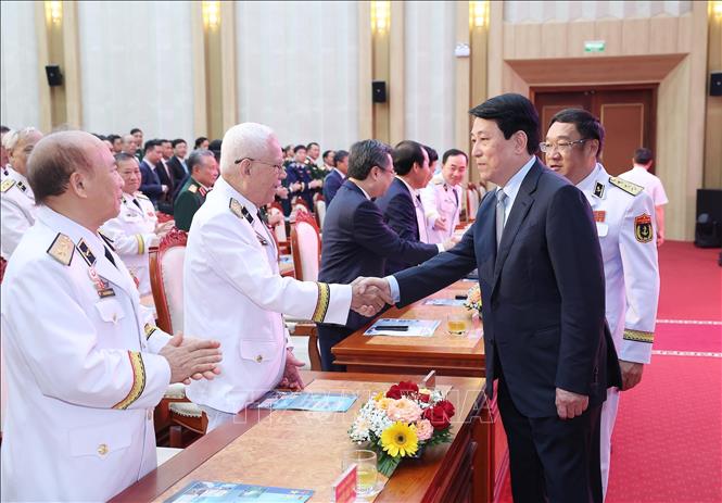 Chủ tịch nước Lương Cường với các nguyên lãnh đạo Quân chủng Hải quân qua các thời kỳ. Ảnh:  Lâm Khánh - TTXVN
