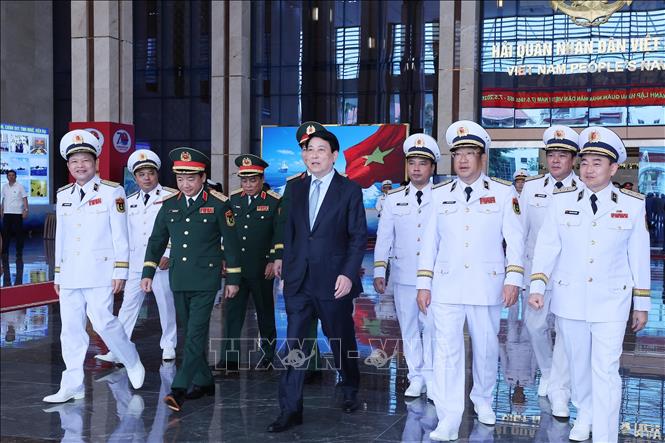 Chủ tịch nước Lương Cường với các đại biểu đến dự lễ kỷ niệm. Ảnh: Lâm Khánh - TTXVN