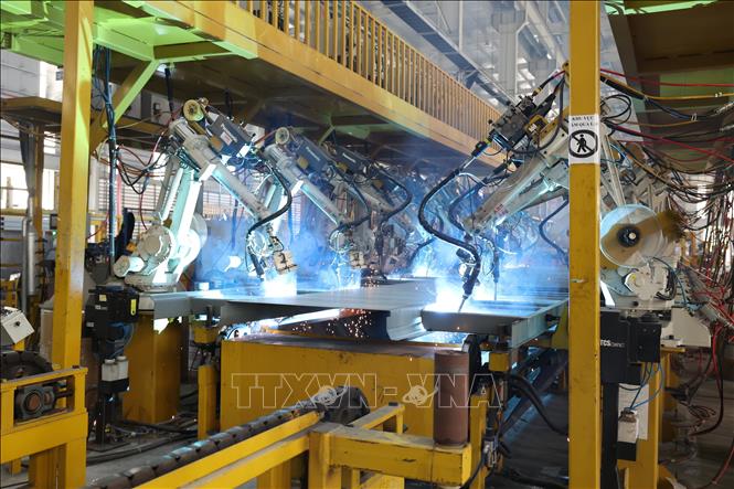 Robot hàn kim loại tại dây chuyền sản xuất container của Công ty Cổ phần sản xuất container Hòa Phát, thành phố Phú Mỹ. Ảnh: Hoàng Nhị - TTXVN