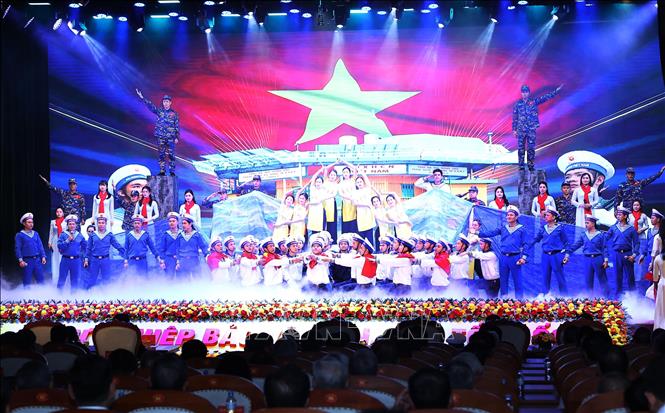 Tiết mục văn nghệ chào mừng Lễ kỷ niệm 70 năm Ngày thành lập Hải quân nhân dân Việt Nam. Ảnh: Lâm Khánh – TTXVN