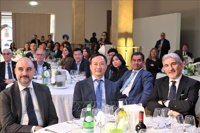 Đại sứ Việt Nam tại Italy Dương Hải Hưng (giữa) và các đại biểu tham dự sự kiện. Ảnh: Dương Hoa - PV TTXVN tại Italy