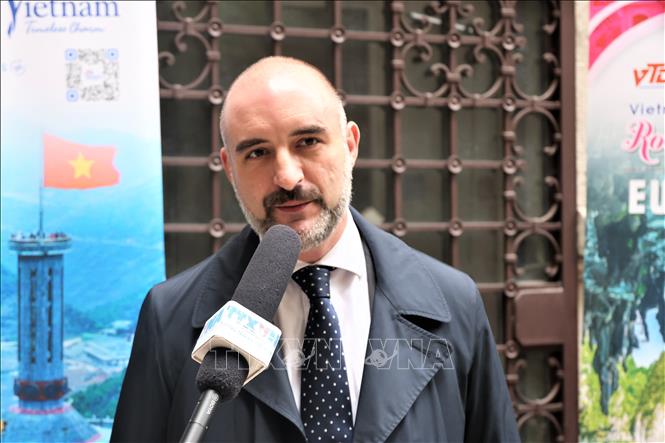 Ông Stefano Bucello, Cố vấn phụ trách Du lịch thành phố Milan trả lời phỏng vấn phóng viên TTXVN tại Roma. Ảnh: Dương Hoa - PV TTXVN tại Italy