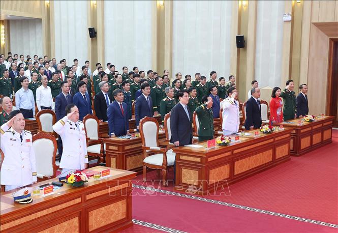 Chủ tịch nước Lương Cường và các đại biểu thực hiện nghi thức chào cờ. Ảnh: Lâm Khánh – TTXVN
