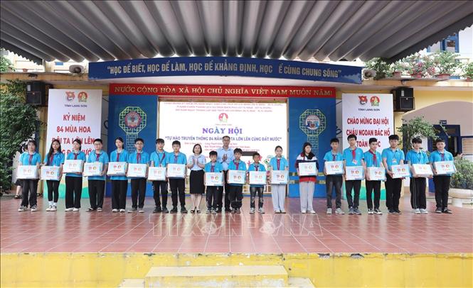 Hội đồng Đội tỉnh Lạng Sơn - Cung Thanh thiếu nhi Lạng Sơn tặng quà cho học sinh có hoàn cảnh khó khăn của Trường THCS Tam Thanh tại Chương trình. Ảnh: Anh Tuấn – TTXVN