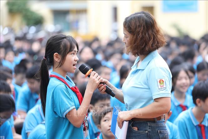 Học sinh Trường THCS Tam Thanh tham gia trả lời câu hỏi trắc nghiệm tìm hiểu 135 năm Ngày sinh Chủ tịch Hồ Chí Minh; 71 năm Ngày giải phòng Điện Biên và 84 năm ngày thành lập Đội thiếu niên Tiền phong Hồ Chí Minh tại chương trình. Ảnh: Anh Tuấn – TTXVN