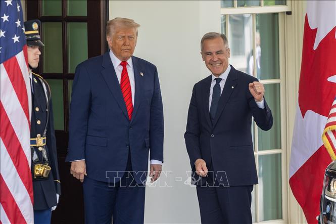 Tổng thống Mỹ Donald Trump (giữa) và Thủ tướng Canada Mark Carney (phải) tại cuộc gặp ở Nhà Trắng, Washington, D.C., ngày 6/5/2025. Ảnh: THX/TTXVN