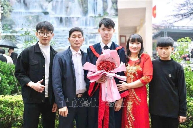 Em Nguyễn Đức Lương, lớp 12T1 – Trường THPT Đô Lương 3, Thủ khoa Kỳ thi Đánh giá tư duy, cùng gia đình. Ảnh: TTXVN phát