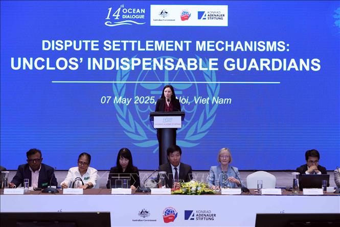 Bà Olivia Schlouch, Quản lý Chương trình Thượng tôn Pháp luật khu vực châu Á của Quỹ KAS phát biểu khai mạc. Ảnh: An Đăng - TTXVN