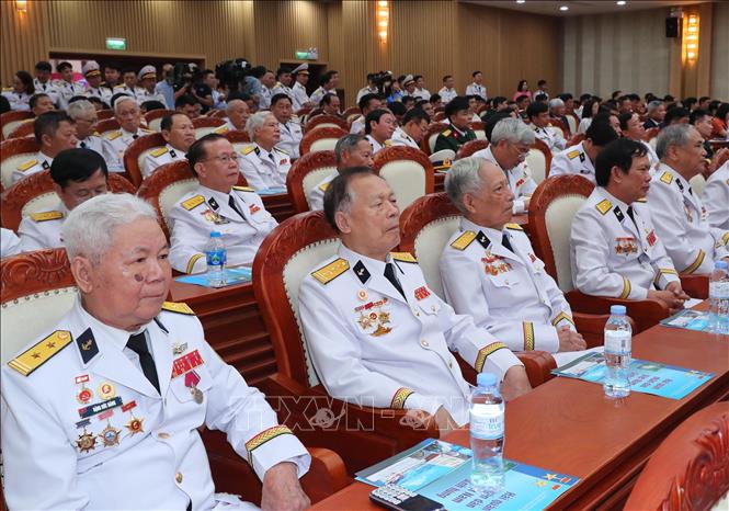 Nguyên lãnh đạo, chỉ huy các thời kỳ của Quân chủng Hải quân dự buổi lễ. Ảnh: Trọng Đức - TTXVN