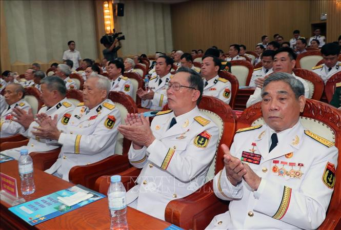Nguyên lãnh đạo, chỉ huy các thời kỳ của Quân chủng Hải quân dự buổi lễ. Ảnh: Trọng Đức - TTXVN