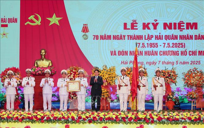 Chủ tịch nước Lương Cường trao Huân chương Hồ Chí Minh cho Hải quân nhân dân Việt Nam. Ảnh: Trọng Đức - TTXVN