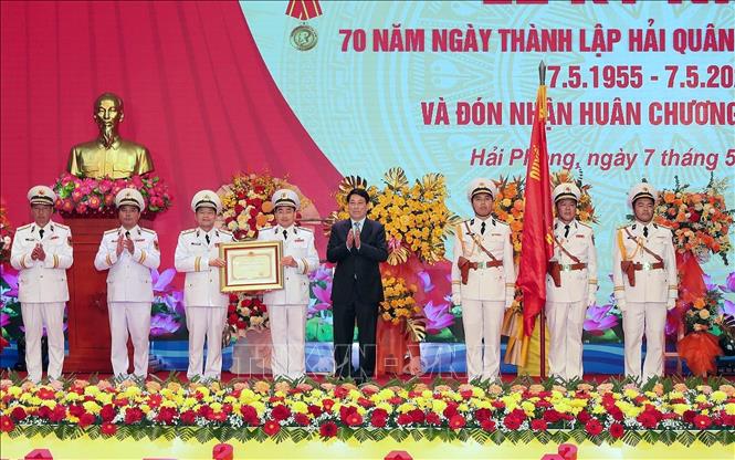 Chủ tịch nước Lương Cường trao tặng Huân chương Hồ Chí Minh cho Hải quân nhân dân Việt Nam. Ảnh: Trọng Đức - TTXVN
