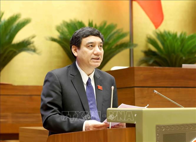Chủ nhiệm Uỷ ban Văn hoá và Xã hội của Quốc hội Nguyễn Đắc Vinh trình bày Báo cáo thẩm tra phối hợp giải trình, làm rõ một số vấn đề đại biểu Quốc hội nêu. Ảnh: Phương Hoa – TTXVN