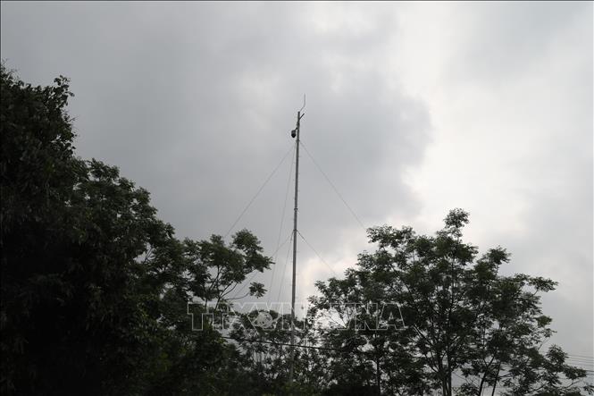 Hệ thống camera chuyên dụng giám sát, bảo vệ rừng. Ảnh: Hoa Mai - TTXVN