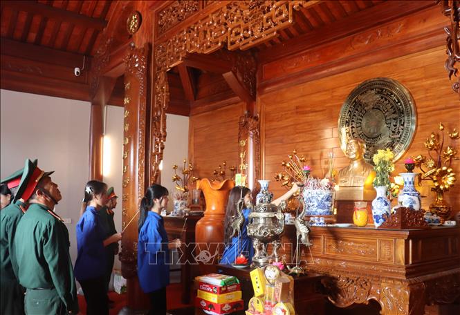 Các thế hệ cựu chiến binh, đoàn viên thanh niên thắp hương tưởng niệm Anh hùng liệt sĩ Phan Đình Giót. Ảnh: Hoàng Ngà - TTXVN