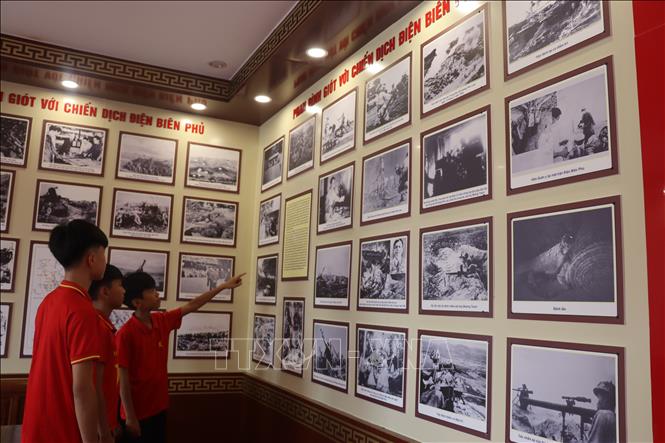 Học sinh trường Tiểu học và Trung học cơ sở Phan Đình Giót, huyện Cẩm Xuyên tìm hiểu về cuộc đời Anh hùng Phan Đình Giót với Chiến dịch lịch sử Điện Biên Phủ. Ảnh: Hoàng Ngà - TTXVN