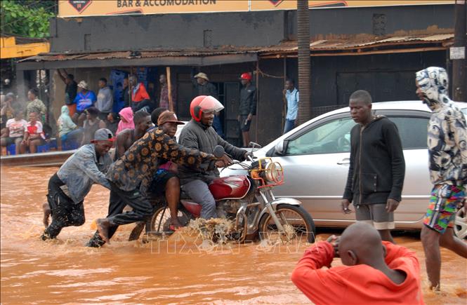 Ngập lụt tại Kampala, Uganda. Ảnh: THX/TTXVN